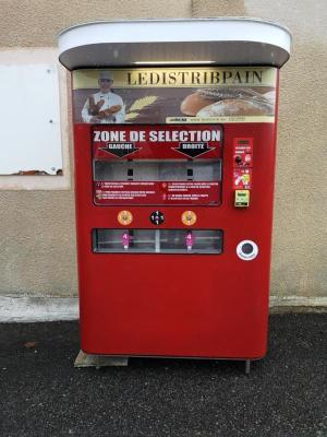 Distributeur de pain de Pouilloux, alimenté par la boulangerie la Levée du Jour de Saint-Vallier